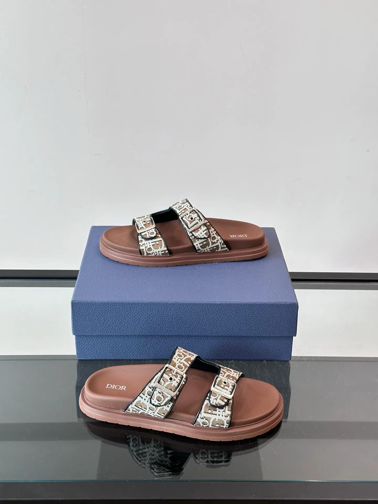 Factory price: 300💰Dior Aqua men's sandals and slippers. Showcasing Dior haute couture design. The Dior gray suede strap is accented with an aluminum Dior buckle for added style. Paired with a comfortable tonal notch sole, they pair easily with shorts or jeans for a sophisticated look. Main body: suede cow leather, technical fabric lining: cow leather, with adjustable straps, aluminum Dior buckle, Dior gray EVA insole, tonal notch rubber outsole splicing structure👌👌 size: 38-44 (45.46 customized)